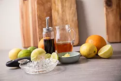 Säure bricht schwere Strukturen auf und bringt Frische: Das klappt etwa mit Apfelessig, Balsamico, Schalen und Saft von Zitrusfrüchten wie Orangen, Zitronen und Limetten. - © Christin Klose/dpa-tmn