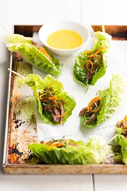 Über die Schiffchen aus Salat und krosser Ente passt ein säuerliches Dressing und Sojasoße. - © Manuela Rüther/dpa-tmn
