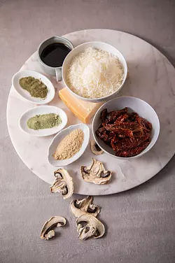 Ist das Essen nicht ganz rund, fehlt meist Umami. Den bekommt man durch Parmesan, Sojasoße, Hefeflocken, getrocknete Tomaten, getrocknete Pilze wie Champignons, gemahlenem Liebstöckel oder Selleriesalz. - © Christin Klose/dpa-tmn