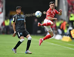 Der Mainzer Paul Nebel (r) traf gegen Leverkusen zum 1:0. - © Arne Dedert/dpa