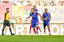 Der frühere Augsburger Dominik Kohr wird für das Mainzer 2:0 gefeiert. - © Harry Langer/dpa