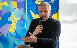 Dietmar Hamann fordert ein einheitliches Vorgehen im DFB-Pokal - entweder den gesamten Wettbewerb mit VAR oder gar nicht. - © Leonie Asendorpf/dpa