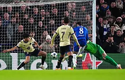 In der Anfangsphase wurde ein Treffer von Chelseas Enzo Fernandez noch zurückgenommen. Danach dominierten die Londoner. - © Bradley Collyer/PA Wire/dpa