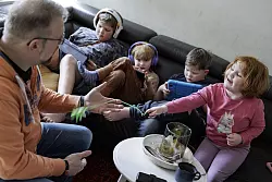 Ein paar Minuten am Tag d&uuml;rfen die J&uuml;ngeren daddeln. - &copy; David-Wolfgang Ebener/dpa