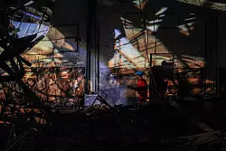 Bei einem Brand ist die Halle im irakischen Al-Hamdaniya eingestürzt und ausgebrannt. - © Ismael Adnan/dpa