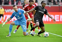 Der Torwart Florian Kastenmeier (links, im Duell mit F&uuml;rths Noel Futkeu) ist auch Fortunas Kapit&auml;n und sagt: &laquo;Wir haben nie gegen den Trainer gespielt.&raquo; - &copy; Anke Waelischmiller/dpa