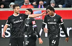 Durfte sich feiern lassen: Freiburgs Torschütze Johan Manzambi. - © Jan-Philipp Strobel/dpa