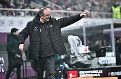 Im Regen trieb Heidenheims Trainer Frank Schmidt seine Elf gegen Freiburg an. - © Jan-Philipp Strobel/dpa