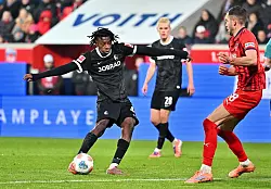 Johan Manzambi schießt das 1:0 für den SC Freiburg. - © Jan-Philipp Strobel/dpa