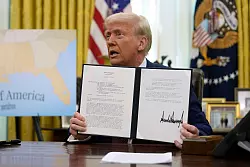 Nach Stahl und Aluminium nun Autos: US-Präsident Trump bringt weitere Zölle auf den Weg (Archivbild) - © Ben Curtis/AP/dpa