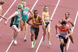 Die 4x400-Meter-Mixedstaffel um Johanna Martin und Emil Agyekum enttäuschte. - © Oliver Weiken/dpa