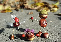 Ein paar Kastanien, Streichh&ouml;lzer und Federn: Schon sind die Kastanien-M&auml;nnchen fertig. (Archivbild) - &copy; Jens Kalaene/dpa-Zentralbild/dpa