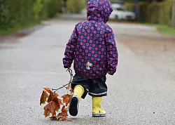 Gut ausger&uuml;stet machen Spazierg&auml;nge im Herbstwetter Spa&szlig;. (Archivbild) - &copy; picture alliance / dpa
