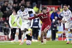 Liverpool mit dem Ex-Leipziger Dominik Szoboszlai (r) lieferte sich zahlreiche Zweikämpfe mit Aston Villa. - © Peter Byrne/PA Wire/dpa