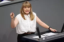 Clara B&uuml;nger (Linke) h&auml;lt es f&uuml;r falsch, dass der Familiennachzug zu subsidi&auml;r Schutzberechtigten ausgesetzt ist. (Archivfoto) - &copy; Fabian Sommer/dpa