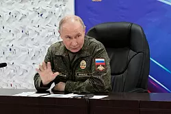 Vor dem neuen Treffen Selenskyjs mit Trump lie&szlig; sich Kremlchef Wladimir Putin demonstrativ von seinem Generalstab &uuml;ber angebliche neue Eroberungen in der Ukraine informieren. (Archivbild) - &copy; Uncredited/Russian Presidential Press Service/AP/dpa