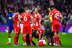 Beim FC Bayern musste Josip Stanisic (Mitte) am Mittwochabend verletzt ausgewechselt werden. - © Tom Weller/dpa