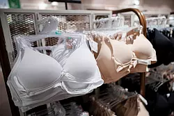 Hautfarbene BHs passen sich dem eigenen Teint besser an als weiße Modelle und lassen die Unterwäsche so optisch in den Hintergrund treten. - © Fabian Sommer/dpa/dpa-tmn