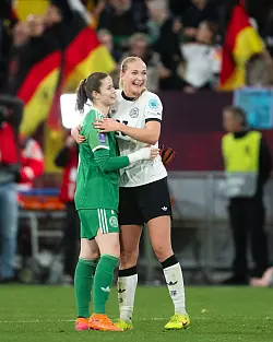 Gewinner beim Frankreich-Spiel: Torhüterin Stina Johannes (l.) und Debütantin Camilla Küver - © Marius Becker/dpa
