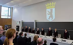 Die Richter des Verfassungsgerichtshofes bei der Verhandlung im September. - &copy; Annette Riedl/dpa