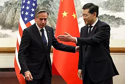 US-Au&szlig;enminister Antony Blinken (l) wird vom chinesischen Au&szlig;enminister Qin Gang empfangen. - &copy; Leah Millis/Reuters Pool via AP/dpa
