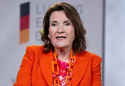 Die Verlegerin Christiane Goetz-Weimer verzichtet vorerst auf den Bayerischen Verfassungsorden. (Archivbild) - &copy; Sven Hoppe/dpa