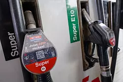 Es gibt mehr als doppelt so viele Benziner wie Diesel - trotzdem wird in Deutschland mehr Diesel verbraucht. (Archivbild) - © Peter Kneffel/dpa