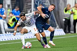 Kampf um den Ball: Diaz wird von Coufal bearbeitet. - © Uwe Anspach/dpa