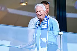 Mäzen Dietmar Hopp schaut in der Arena zu. - © Uwe Anspach/dpa