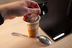 Fazit: Deckel und Becher lassen sich nicht wieder verbinden - der Joghurt bleibt ge&ouml;ffnet. - &copy; Christin Klose/dpa-tmn