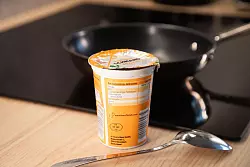 Schritt 1: Deckel wieder auf den Becher legen und Pfanne erw&auml;rmen. - &copy; Christin Klose/dpa-tmn