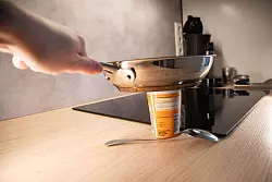 Schritt 2: Die hei&szlig;e Pfanne f&uuml;r zwei Sekunden auf den Deckel legen und leicht andr&uuml;cken. - &copy; Christin Klose/dpa-tmn