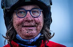 Keine Angst vor Schlamm: Gabi Lames vom Verein MNR Niederrhein erreicht zum Auftakt der deutschen Meisterschaften im Schlittenhunderennen mit ihrem Gespann das Ziel. - &copy; Jens B&uuml;ttner/dpa