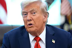 Trump greift in die Personalpolitik der Fed ein. - © Evan Vucci/AP/dpa