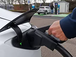 An machen Ladepunkten kann man besonders schnell sein Auto aufladen. (Archivbild) - © Uli Deck/dpa