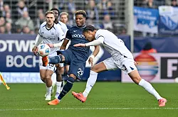 Umkämpftes Derby in Bochum. - © Anke Waelischmiller/dpa