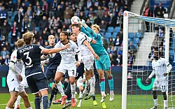 Bielefelds Torwart Kersken war gut beschäftigt. - © Anke Waelischmiller/dpa