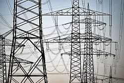 Das Stromnetz muss ständig an die neuen Energiequellen angepasst werden. - © Federico Gambarini/dpa