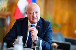 Der &ouml;sterreichische Kanzler will die Zuversicht im Land steigern. - &copy; Eva Manhart/dpa