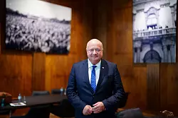 F&uuml;r Kanzler Christian Stocker sind AfD und FP&Ouml; nur bedingt vergleichbar. - &copy; Eva Manhart/dpa