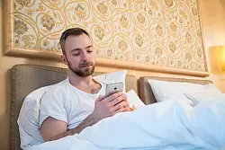 Digitale Entgiftung schön und gut: Aber ganz vom Smartphone lassen, wollen die meisten Urlauber dann doch nicht - © Christin Klose/dpa-tmn