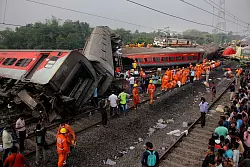 Rettungskr&auml;fte arbeiten an der Unfallstelle nach dem schweren Zugungl&uuml;ck im indischen Bundesstaat Odisha. - &copy; Uncredited/AP