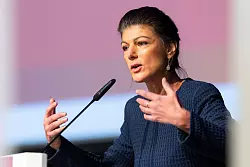 BSW-Gründerin Sahra Wagenknecht warb für den Koalitionsvertrag von CDU, BSW und SPD in Thüringen. - © Michael Reichel/dpa