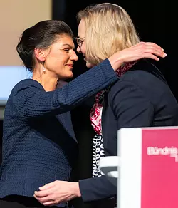 Thüringens BSW-Chefin Katja Wolf und Parteigründerin Sahra Wagenknecht zeigten sich nach einem Streit im Zuge der Koalitionsverhandlungen nun bei einem Landesparteitag versöhnlich. - © Michael Reichel/dpa