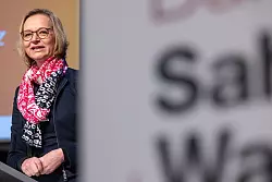 Thüringens BSW-Chefin Katja Wolf betonte bei einer Mitgliederversammlung in Ilmenau ihre inhaltliche Nähe zur Parteigründerin Sahra Wagenknecht. - © Michael Reichel/dpa