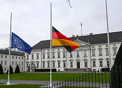 Nach dem Tod des fr&uuml;heren Bundespr&auml;sidenten K&ouml;hler wehen die Fahnen vor Schloss Bellevue auf Halbmast. - &copy; Jens Kalaene/dpa