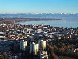 Der Konzern mit Sitz in Friedrichshafen will bis Ende 2028 bis zu 14.000 Stellen streichen. - © Felix Kästle/dpa