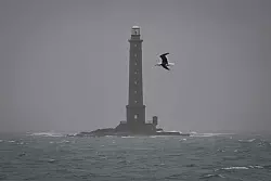 Leuchtturm von Gourys in Auderville. Sturm &laquo;Goretti&raquo; sorgte vereinzelt f&uuml;r Sturmb&ouml;en von bis zu 200 Kilometern pro Stunde. - &copy; Lou Benoist/AFP/dpa
