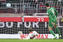 Tim Kleindienst trifft zum 2:1, Nationalmannschafts-Kollege Maximilian Mittelstädt rutscht ins Leere. - © Harry Langer/dpa