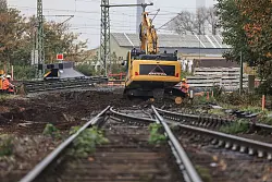 Eine Herausforderung f&uuml;r Ingenieure und Bauarbeiter ist die &Uuml;berquerung des Wesel-Datteln-Kanals - auf drei Kilometern L&auml;nge m&uuml;ssen daf&uuml;r die Gleise angehoben werden. - &copy; Oliver Berg/dpa